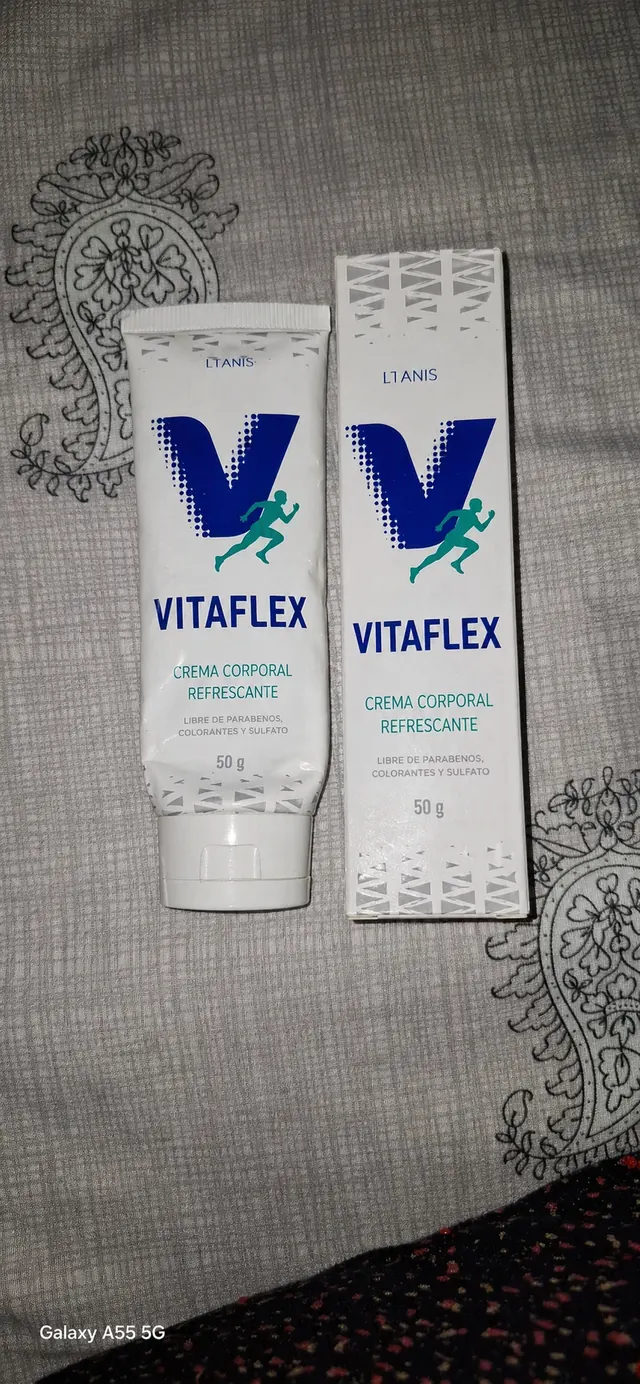 Tubo y caja de Vitaflex sobre una superficie de tela